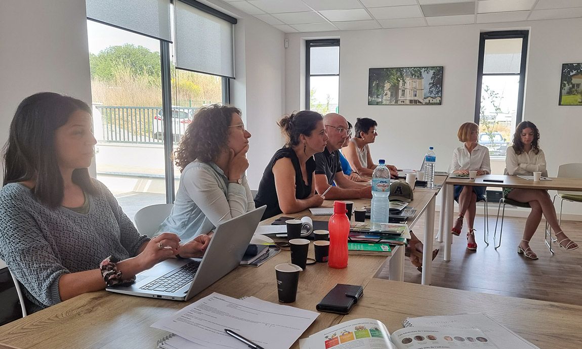 Salle avec personnes en formation