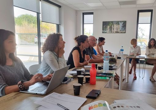 Salle avec personnes en formation