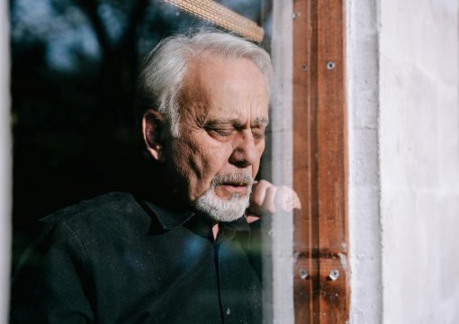 Les deuils de la vie : une réalité invisible au cœur des métiers de l’accompagnement