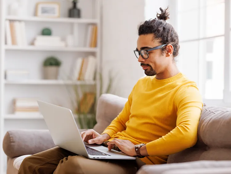 Homme devant un ordinateur portable
